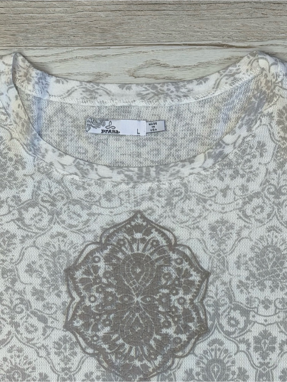 Prana Long Sleeve Medallion Damask Print Lightweight Thermal Style Top Size L - Picture 3 of 10